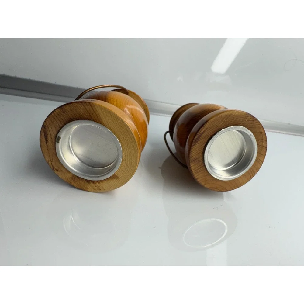 Vintage Wooden Salt Pepper Shakers Virginia Maple‎ Leaf Design Souvenir Kitchen